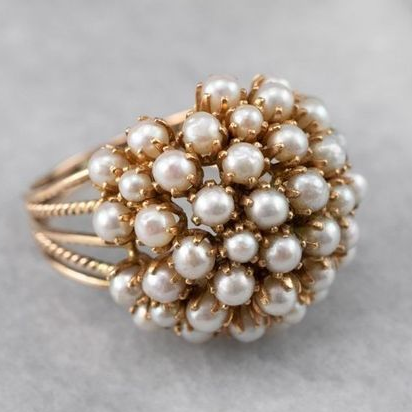 Anillo con perlas incrustadas