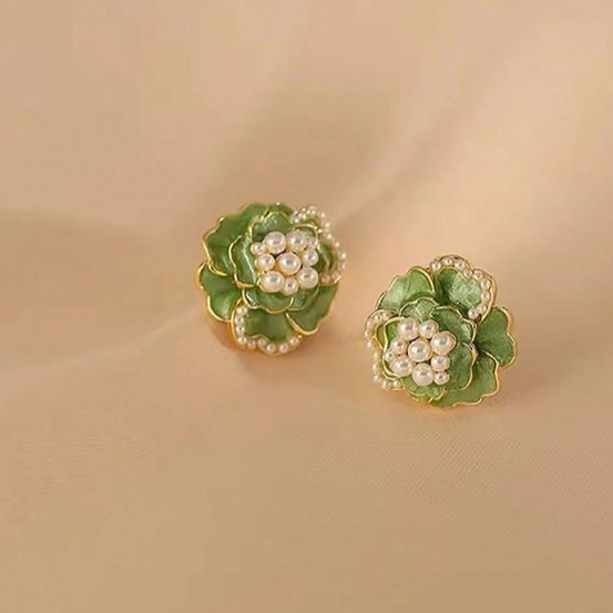 Pendientes de flores con esmalte y perlas.