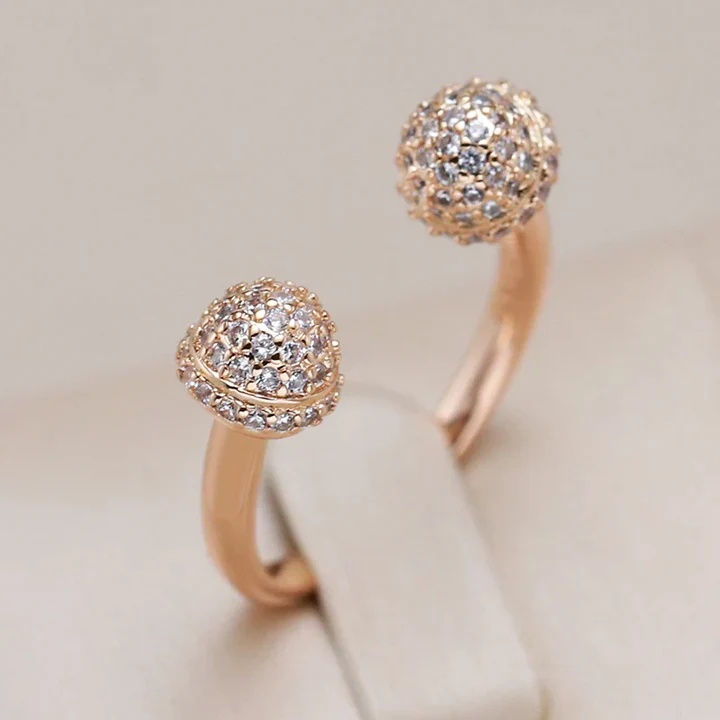 Anillo elegante con bolas brillantes abiertas.