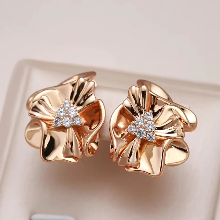 Pendientes elegantes de flores de circonitas doradas