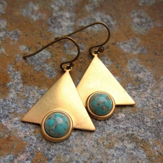 Pendientes triángulo dorado con piedras turquesas vintage