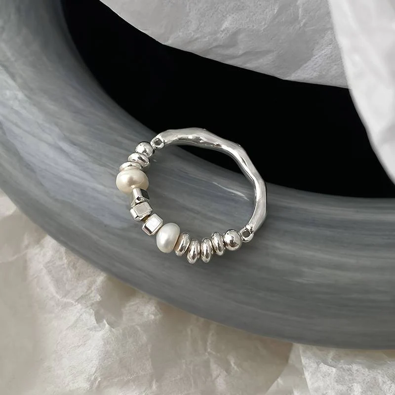 Anillo de perlas barrocas en plata vintage