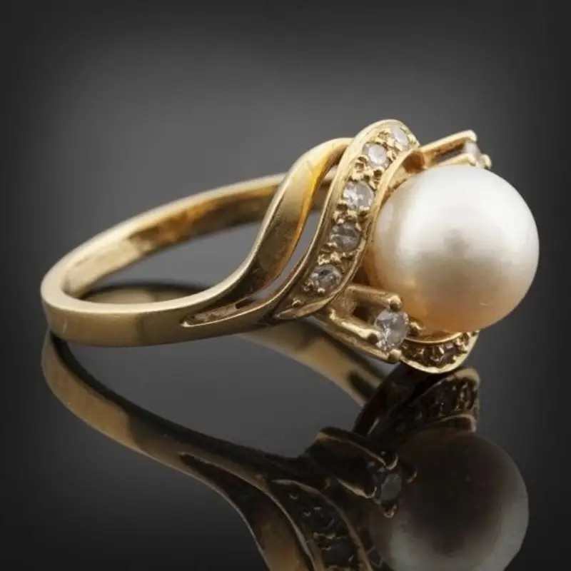 Anillo elegante con perla y oro brillante.
