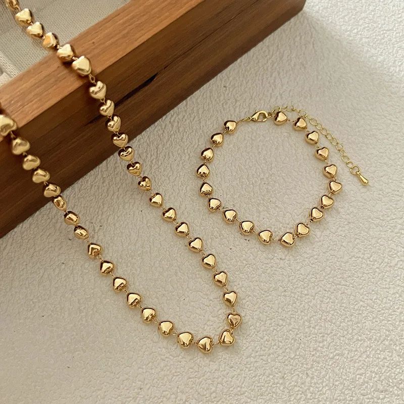 Elegante conjunto de corazones dorados.
