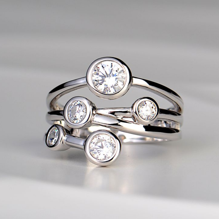 Anillo de circonita cúbica en capas bañado en plata vintage