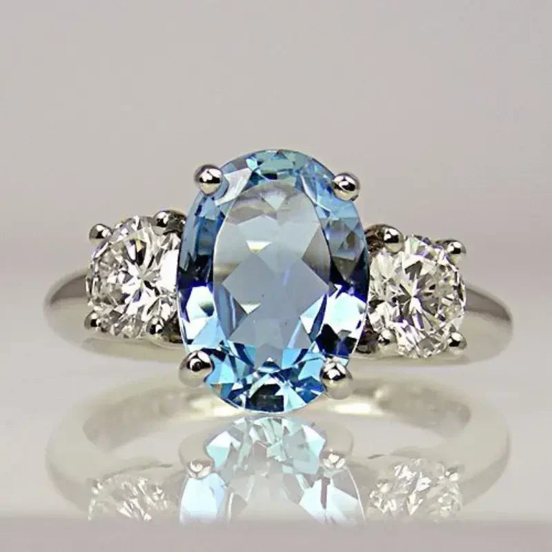 Anillo con cristal de diamante azul en plata de primera ley.